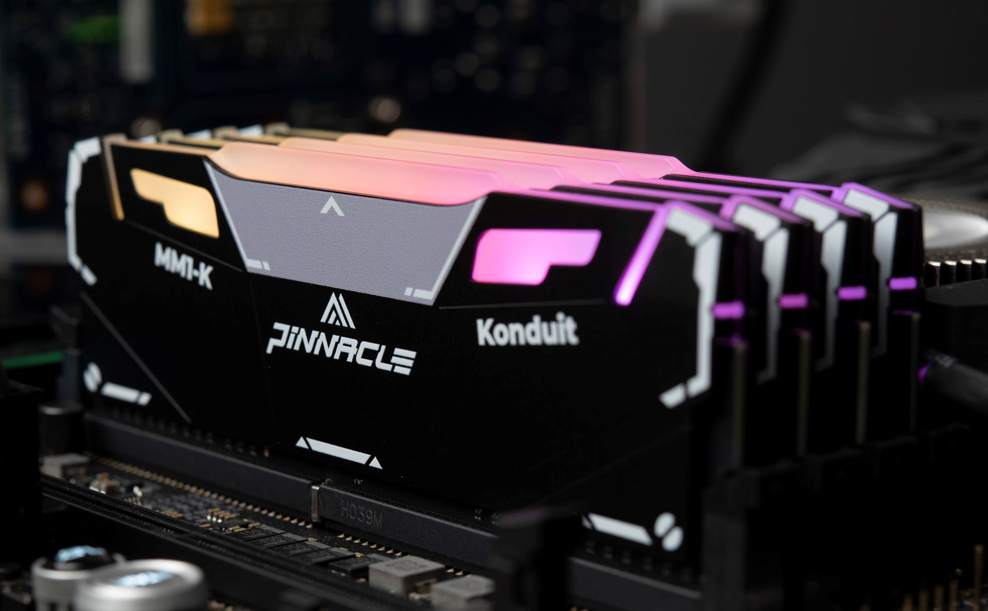 PINNACLE MM1-KONDUIT RGB Performance DDR4 UDIMM Memory